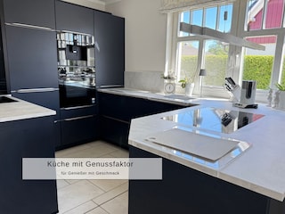 Moderne Küche mit Insel