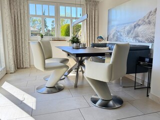 Komfortabler Essbereich mit drehbaren Ledersesseln und