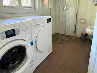 Bad mit bodengleicher Dusche, Waschmaschine & Trockner