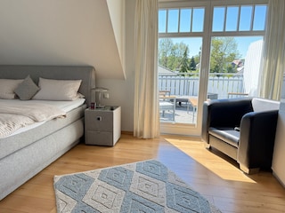 Gro0ßes Schlafzimmer mit Zugang Dachterrrasse