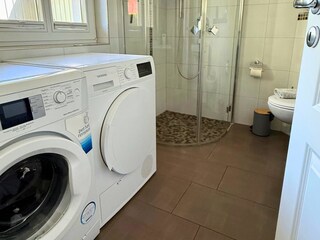 Bad mit ebenerdiger Dusche, Waschmaschine und Trockner