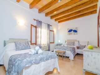 Holiday house S'Illot Features 17