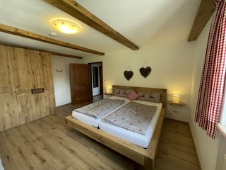 Großes Schlafzimmer mit drei Betten