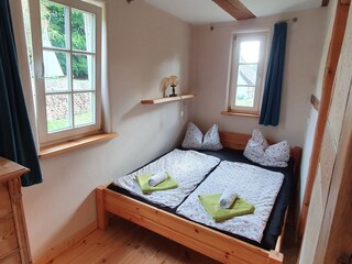 Schlafbereich mit Blick in den Garten