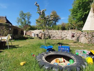 Lagerfeuerstelle mit Spielplatz