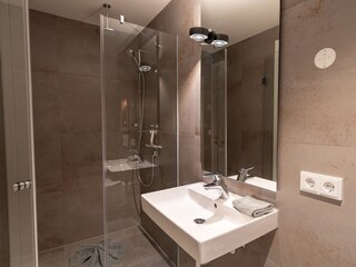 Badezimmer mit Regendusche