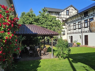 Überdachte Sitzecke mit Grillkamin