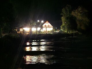 Blick auf Gaststätte Gondelstation am Abend