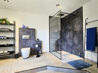 Bad mit walk in Dusche Heidi