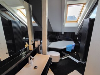 Bad mit Smart-TV Käthe