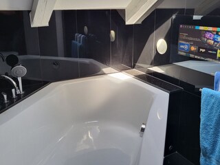 Bad mit Smart-TV Käthe