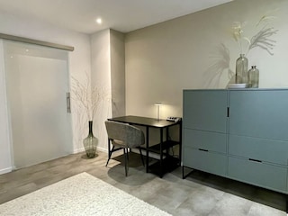 Wohn/ Schlafbereich mit Arbeitsecke