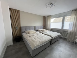 Schlafzimmer mit 2 Boxspringbetten /  je120 x 200 cm
