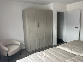 Schlafzimmer mit ausreichend Stauraum