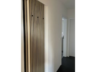 Flur mit Garderobe / integriertes Nachtlicht