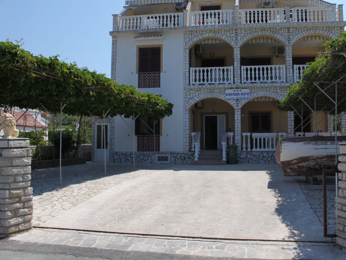 Apartment Metajna 15