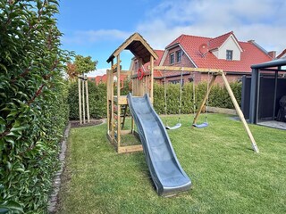 Klettergerüst mit Schaukel und Rutsche