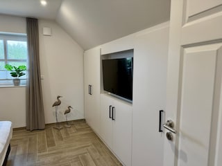 Schlafzimmer im Obergeschoss mit großen Schrankflächen