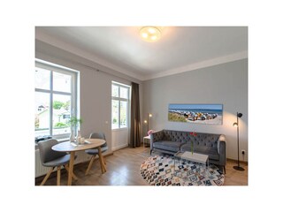 Wohn- und Essbereich mit Zugang zum Balkon