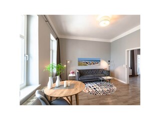 Wohn- und Essbereich mit Zugang zum Balkon