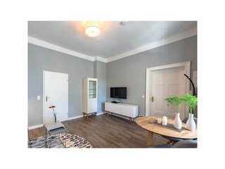 Wohn- und Essbereich mit Zugang zum Balkon