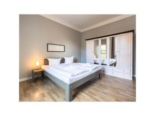 Schlafzimmer mit Doppelbett und Kleiderschrank