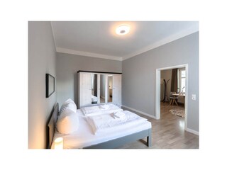 Schlafzimmer mit Doppelbett und Kleiderschrank