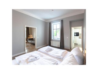 Schlafzimmer mit Doppelbett und Kleiderschrank