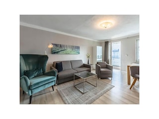 Wohn- und Essbereich mit Zugang zum Balkon