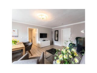 Wohn- und Essbereich mit Zugang zum Balkon