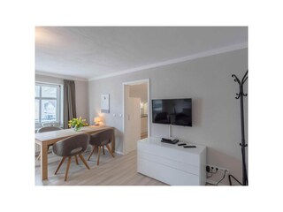 Wohn- und Essbereich mit Zugang zum Balkon