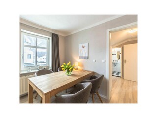 Wohn- und Essbereich mit Zugang zum Balkon