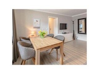 Wohn- und Essbereich mit Zugang zum Balkon