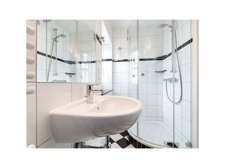 Tageslicht-Badezimmer mit Dusche