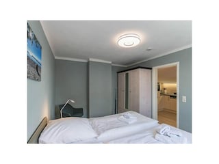 Schlafzimmer mit Doppelbett und Kleiderschrank