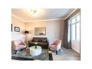 Wohnzimmer mit Zugang zum Balkon