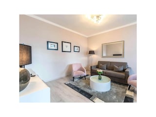 Wohnzimmer mit Zugang zum Balkon