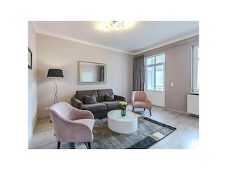 Wohnzimmer mit Zugang zum Balkon