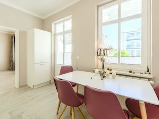 Voll ausgestattete Küche mit Essbereich