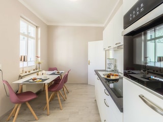 Voll ausgestattete Küche mit Essbereich