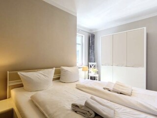 Schlafzimmer mit Doppelbett und Kleiderschrank