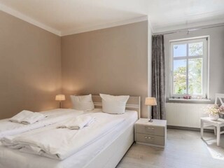 Schlafzimmer mit Doppelbett und Kleiderschrank