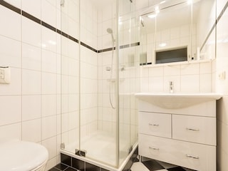 Innenliegendes Badezimmer mit Dusche