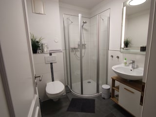 Innenliegendes Badezimmer mit Dusche
