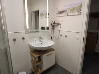 Innenliegendes Badezimmer mit Dusche