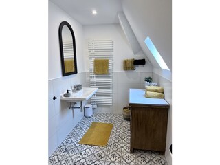 Badezimmer mit Stauraum und Handtüchern