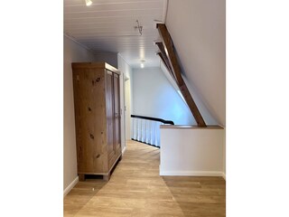 Flur mit großem Schrank und Treppe nach Unten