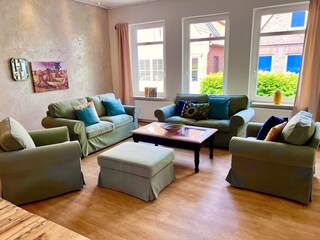 großzügiges Wohnzimmer mit vielen Sitzmöglichkeiten