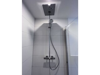 großzügige Regendusche