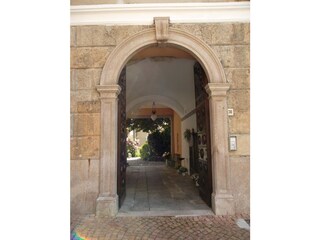 Haupteingang über die Via A. Manzoni 30